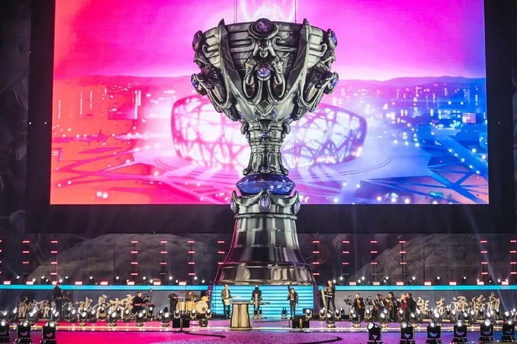 王继德分享了一张与Gugu／王多多的LPL全明星照片：“这两个人真的很帅，对吧？”