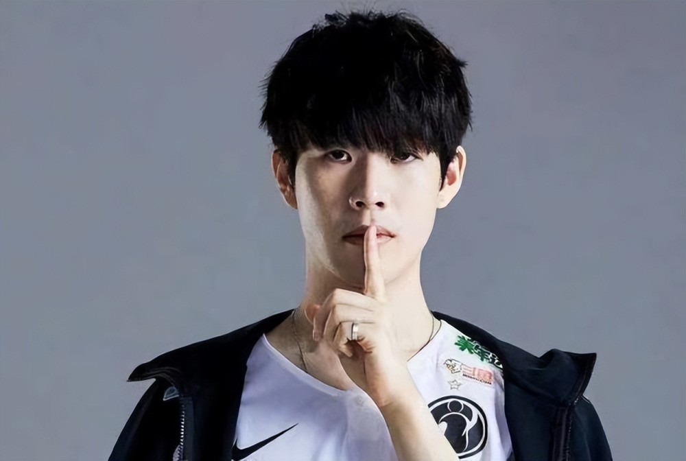 huNter-：我很幸运能遇到 SAW 作为IGL。 Donk 并不是Team Spirit的全部